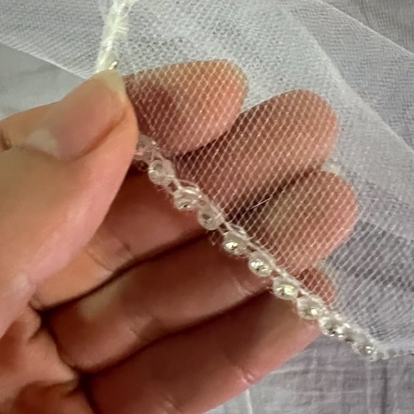 NWOT 2 Tiers elbow length wedding veil with beaded edges, White - Picture 2 of 5